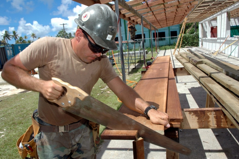 ebeniste-LE LUC-min_worker_construction_building_carpenter_male_job_build_helmet-893290